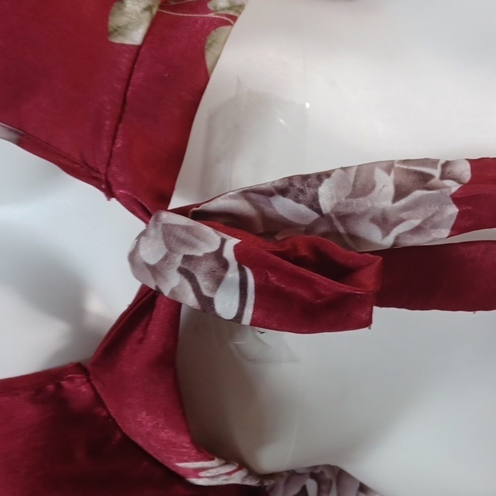 CHARLOTTE RUSSE TOP SIZE L IN A BEAUTIFUL BURGUNDY AND SILVER FLORAL DESIGN - Picture 3 of 8